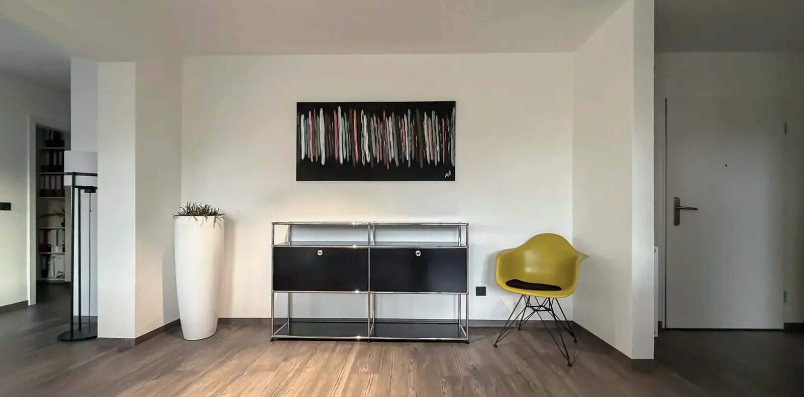 Fertig eingerichteter Raum mit USM Haller Sideboard und Vitra Eames Stuhl